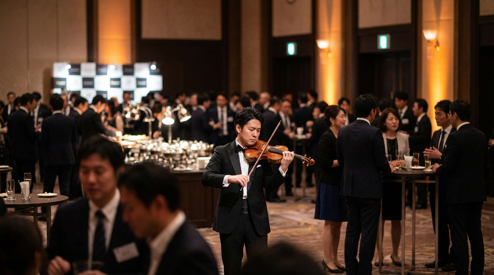 企業パーティー・懇親会での演奏。ビジネスイベントでヴァイオリン奏者が演奏している様子